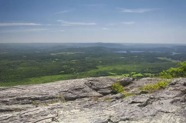 Connecticut ve Massachusetts 'in Appalachian Patikası' ndaki Mount Race 'in tepesinden gökyüzü manzarası..