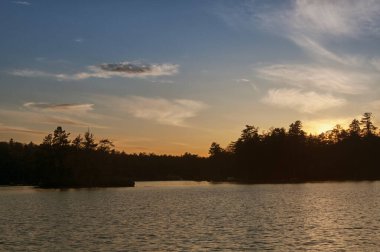 Nottingham New Hampshire 'daki Pawtuckaway Gölü' nün sularından yansıyan batan güneş..