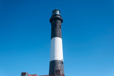 Long Island 'da güneşli bir günde New York' taki tarihi Ateş Adası deniz feneri..