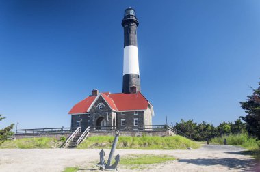 Long Island 'da güneşli bir günde New York' taki tarihi Ateş Adası deniz feneri..