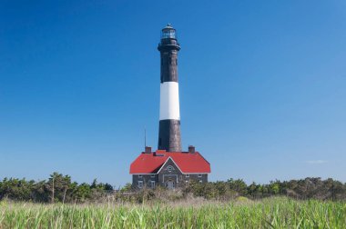 Long Island 'da güneşli bir günde New York' taki tarihi Ateş Adası deniz feneri..