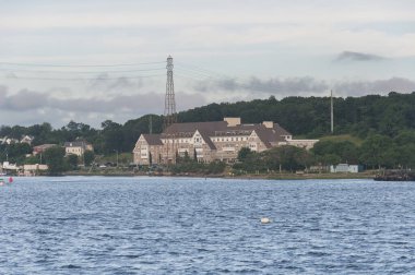 Güneşli bir günde Rhode Island 'daki Providence nehrinde bir yaşam tesisi..