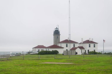 Jamestown Rhode Island 'da sisli bir günde Kunduz Kuyruklu Deniz fenerinin tarihi simgesi.