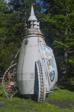 Boiceville, New York. 10 Temmuz 2021 'de. Boiceville New York 'taki muhteşem mobilyalarda Steve Heller' dan soyut bir sanat heykeli..