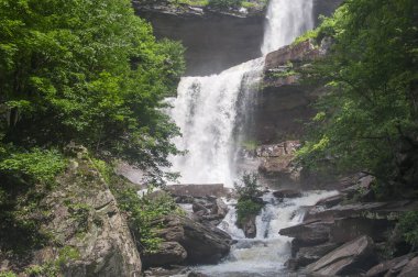 Kaaterskill bir yaz günü Haines Falls, New York 'a düşer..