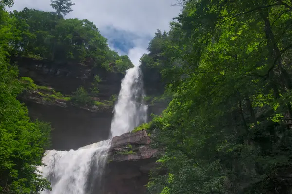 Kaaterskill bir yaz günü Haines Falls, New York 'a düşer..