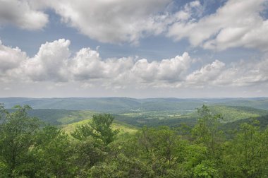 Kent Connecticut 'taki Macedonia Tepesi' nin tepesinden New York 'un doğu manzarası.. 