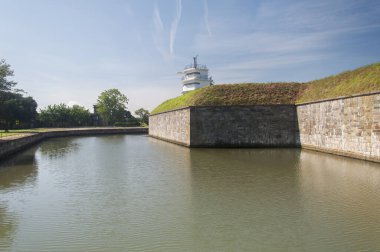 Hampton Virginia 'daki tarihi Monroe Ulusal Anıtı' nda bir kule ve hendek..