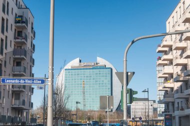 Frankfurt, Almanya. 27 Şubat 2022. Radisson Blu Oteli ve Frankfurt 'taki modern şehir manzarası güneşli bir günde Almanya' nın ana caddesiyim..