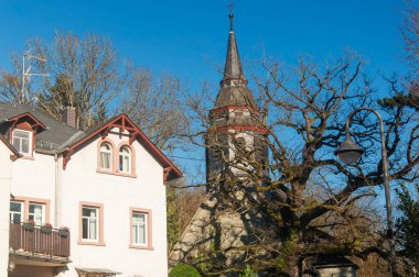 Falkenstein Almanya köyündeki tarihi Martin Luther Gemeinde Kilisesi bir kış günü.