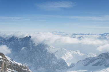 Garmisch-Partenkirchen Almanya 'sındaki Zugspitze tepesinden Wetterstein dağlarının panoramik görüntüsü.