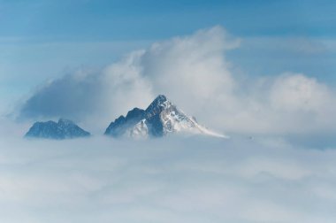 Karla kaplı Wetterstein dağlarının panoramik manzarası Garmisch-Partenkirchen Almanya 'sının tepesindeki zugspitze bulutlarıyla kaplıydı..