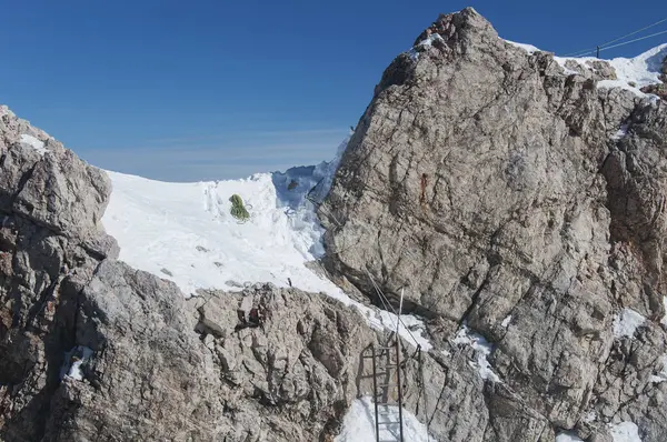 Zugspitze 'nin kayalık zirvesi ve Garmisch Partenkirchen Almanya' da Wetterstein dağları güneşli kış gününde