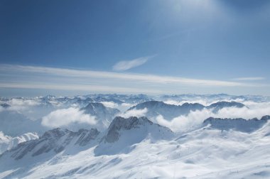 Karla kaplı Wetterstein dağlarının panoramik manzarası Garmisch-Partenkirchen Almanya 'sının tepesindeki zugspitze bulutlarıyla kaplıydı..