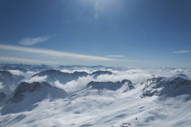 Karla kaplı Wetterstein dağlarının panoramik manzarası Garmisch-Partenkirchen Almanya 'sının tepesindeki zugspitze bulutlarıyla kaplıydı..