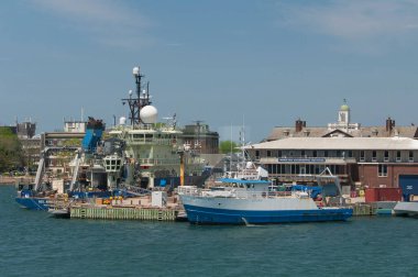 Woods Hole, Massachusetts. 5 Mayıs 2022. Çeşitli gemiler New England 'da bir bahar günü Woods Hole, Massachusetts' e demirledi.