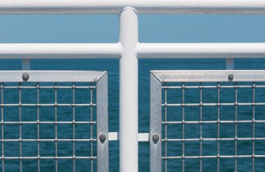 Korumalı metal korkulukların ve çitlerin marthas bağına giden feribottaki soyut görüntüsü..