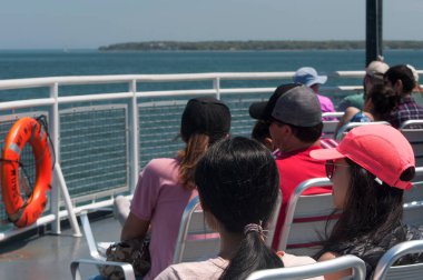 Woods Hole, Massachusetts. 22 Mayıs 2022. Feribot çitleri ve hayat kurtaran şamandıra Massachusetts 'teki Martha Vineyard' a gidiyor..