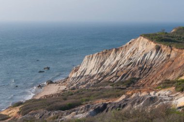 Marthas 'taki Aquinnah Massachusetts' teki Moshup plajındaki renkli eşcinsel uçurumları..