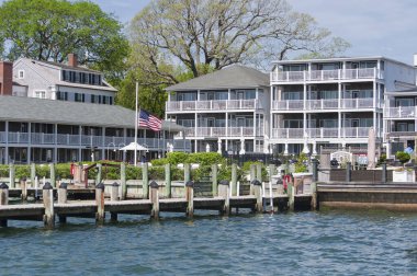 Edgartown limanı ve Edgartown Massachusetts 'teki liman binaları ilkbaharın başlarında Martha Vineyard' da..