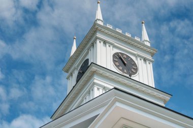 Güneşli bir günde Martha 'nın bağındaki tarihi Edgartown belediye saat kulesi.. 