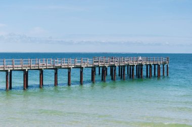 Oak Bluffs 'taki Inkwell Sahili' ndeki ahşap iskelede Martha 'nın üzüm bağındaki Massachusetts' te..