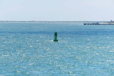 Marthas üzüm bağındaki Oak Bluffs Massachusetts kıyısında bir uyarı bulvarı.