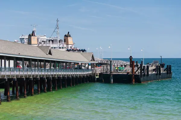 Güneşli bir günde Martha 's Vineyard' daki Oak Bluffs feribot terminali.. 