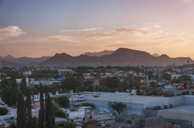 Saltillo, Coahuila Meksika. 18 Temmuz 2022. Güneş Sierra de zapaliname dağlarının ötesinde batarken Coahuila Meksika 'daki Saltillo kentsel manzarası.