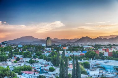 Saltillo, Coahuila Meksika. 18 Temmuz 2022. Günbatımı Sierra de zapaliname dağlarının ardında batarken Coahuila Meksika 'daki Saltillo kentsel manzarası.