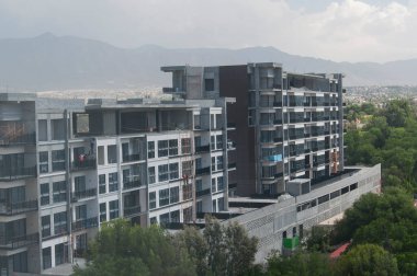 Coahuila Meksika 'nın Saltillo şehrinde bir yaz günü inşaat halindeki binalar.