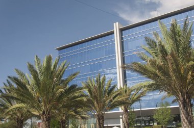 Saltillo, Coahuila Meksika. 18 Temmuz 2022. Coahuila Meksika 'da, Saltillo' da modern bir cam bina ve intercam banka..