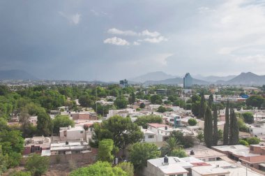 Saltillo, Coahuila Meksika. 18 Temmuz 2022. Coahuila Meksika 'da yaz günü Saltillo' nun şehir manzarası.