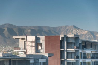Coahuila Meksika 'nın Saltillo şehrinde yaz günü inşaat halindeki bir bina..