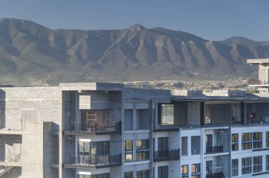 Coahuila Meksika 'nın Saltillo şehrinde yaz günü inşaat halindeki bir bina..