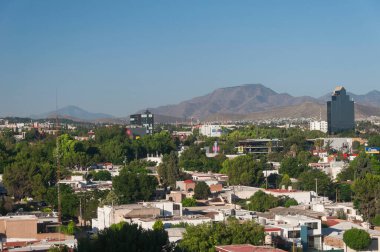 Saltillo, Coahuila Meksika. 18 Temmuz 2022. Coahuila Meksika 'da yaz günü Saltillo' nun şehir manzarası.