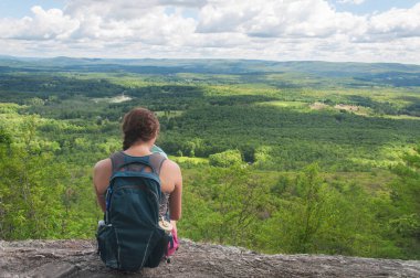 Egermont Massachusetts 'teki Jugs End' in batı massachusetts manzarasının tadını çıkaran bir bayan yürüyüşçü.. 