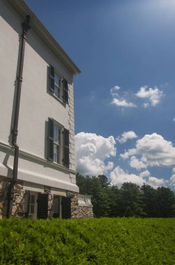 Lenox Massachusetts dağının dış yüzeyi bir yaz günüdür..