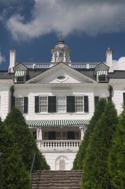 Bir yaz günü Lenox Massachusetts 'te tepeye çıkan adımlar..