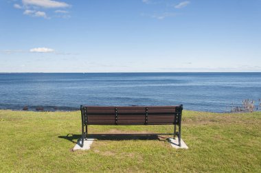 Narragansett Rhode Adası 'nda okyanusa bakan Judith Memorial Park' ta bir bank..