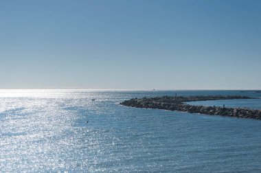 Okyanus öğleden sonra güneşinin altında parıldıyor. Narragansett, Rhode Adası 'nda..
