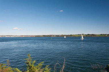 Güneşli bir günde Jamestown ve Newport Rhode Adası arasındaki Narragansett Körfezi.