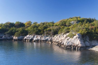 Güneşli bir günde Jamestown Rhode Island 'daki Fort Wetherill Eyalet Parkı' nda küçük bir su girişi..