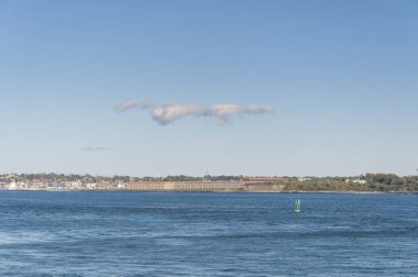 Güneşli bir günde Newport Rhode Adası 'ndaki Narragansett Körfezi ve Fort Adams Eyalet Parkı.
