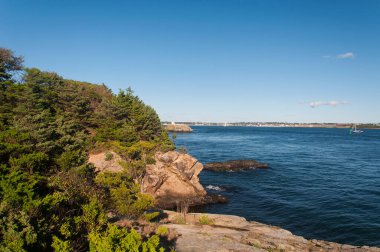Güneşli bir günde Jamestown Rhode Island 'daki Fort Wetherill Eyalet Parkı' ndaki kayalık arazi..