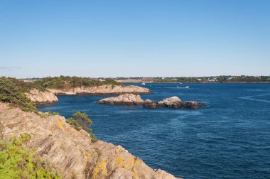 Güneşli bir günde Jamestown Rhode Island 'daki Fort Wetherill Eyalet Parkı' ndaki kayalık arazi..