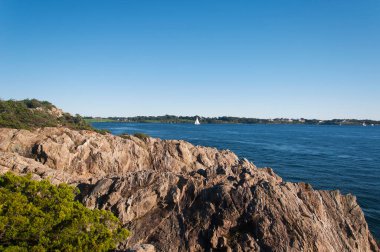 Güneşli bir günde Jamestown Rhode Island 'daki Fort Wetherill Eyalet Parkı' ndaki kayalık arazi..