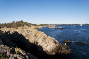 Güneşli bir günde Jamestown Rhode Island 'daki Fort Wetherill Eyalet Parkı' ndaki kayalık arazi..