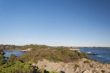 Güneşli bir günde Jamestown Rhode Island 'daki Fort Wetherill Eyalet Parkı' ndaki kayalık arazi..