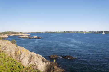 Güneşli bir günde Jamestown Rhode Island 'daki Fort Wetherill Eyalet Parkı' ndaki kayalık arazi..